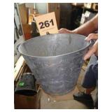Pierced tin country dï¿½cor