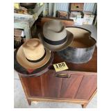 2 menï¿½s hats in box