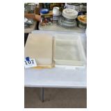 There were this Tupperware cake carriers