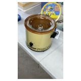 Rival crockpot in harvest gold