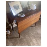 Drop leaf table