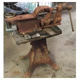 CAST IRON ANVIL VICE ON IRON STAND CAST IRON ANVIL VICE ON IRON STAND