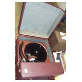 MID CENTURY SUITCASE STYLE RECORD PLAYER MID CENTURY SUITCASE STYLE RECORD PLAYER