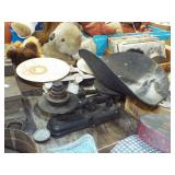 SCALE WITH SCOOP AND WEIGHTS SCALE WITH SCOOP AND WEIGHTS