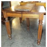 OAK DINING TABLE WITH 2 LEAVES OAK DINING TABLE WITH 2 LEAVES
