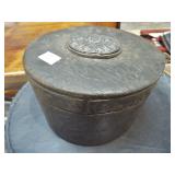 ANTIQUE COLLAR BOX WITH COLLAR BUTTON TOP ANTIQUE COLLAR BOX WITH COLLAR BUTTON TOP