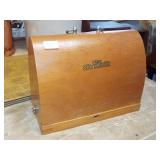 CHILD RETRO SEW MACHINE IN WOOD CASE CHILD RETRO SEW MACHINE IN WOOD CASE
