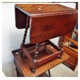 SMALL TURNED LEG DROPLEAF TABLE