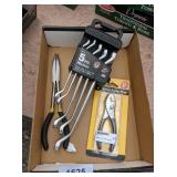 Powerbuilt 5 piece metric Wrench Set & (2) Pliers