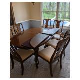 Broyhill Dining Room Table w/ (6) Chairs