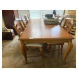 Nice Hidden Leaf Dining Table w/ (6) Chairs