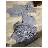 Split king- 4 fitted, 2 flat, and 2 pillow cases