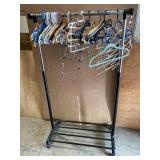 Adjustable clothes rack