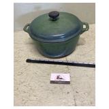 Cast iron pot with lid