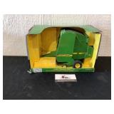 John Deere 567  round Baler