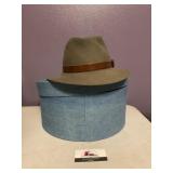 Size M felt hat