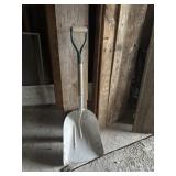 Aluminum scoop shovel