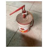 Oil bucket with pump