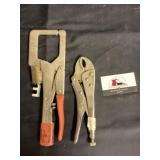 Adjustable locking pliers