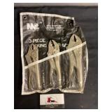 Adjustable locking pliers