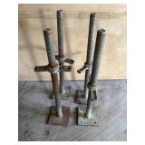 Adjustable leveling jacks