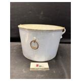 Cast enamel pot