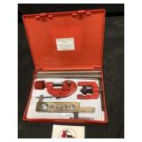 Pipe flaring tool