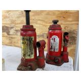 Two hydraulic jacks