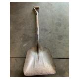 Scoop shovel