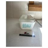 Pyrex Amish Butterprint refrigerator dish with lid