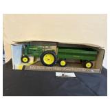 John Deere 1934 Model A and wagon set 1/16