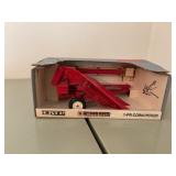 1/16 International 1-PR corn picker