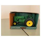 1/16 John Deere Narrow front tractor
