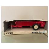 ERTL Deluxe Spreader