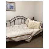 Twin size daybed with bedding