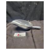 Metal scoop