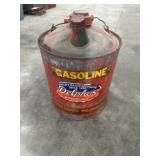 Metal gas can