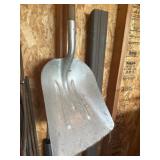 Feed shovel