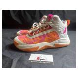 Youth size 7 Moolah basketball shoes