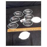 Six Pyrex bowls with two lids