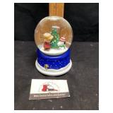 Peanuts Musical snow globe