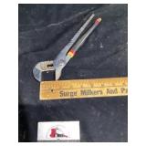 Adjustable pliers