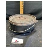 Cast-iron Lodge pot number 10 with lid