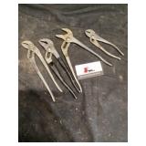Adjustable pliers