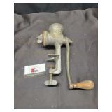 Hand crank meat grinder