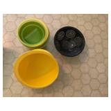 Colander and mixing bowls
