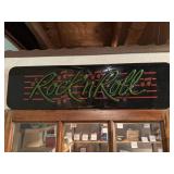 Rock ï¿½nï¿½ roll sign