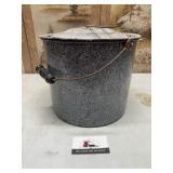 Enamel pot with lid