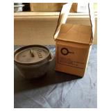Lodge cast-iron 1 pint outdoor Dutch oven