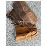 Menï¿½s gloves and Scarf